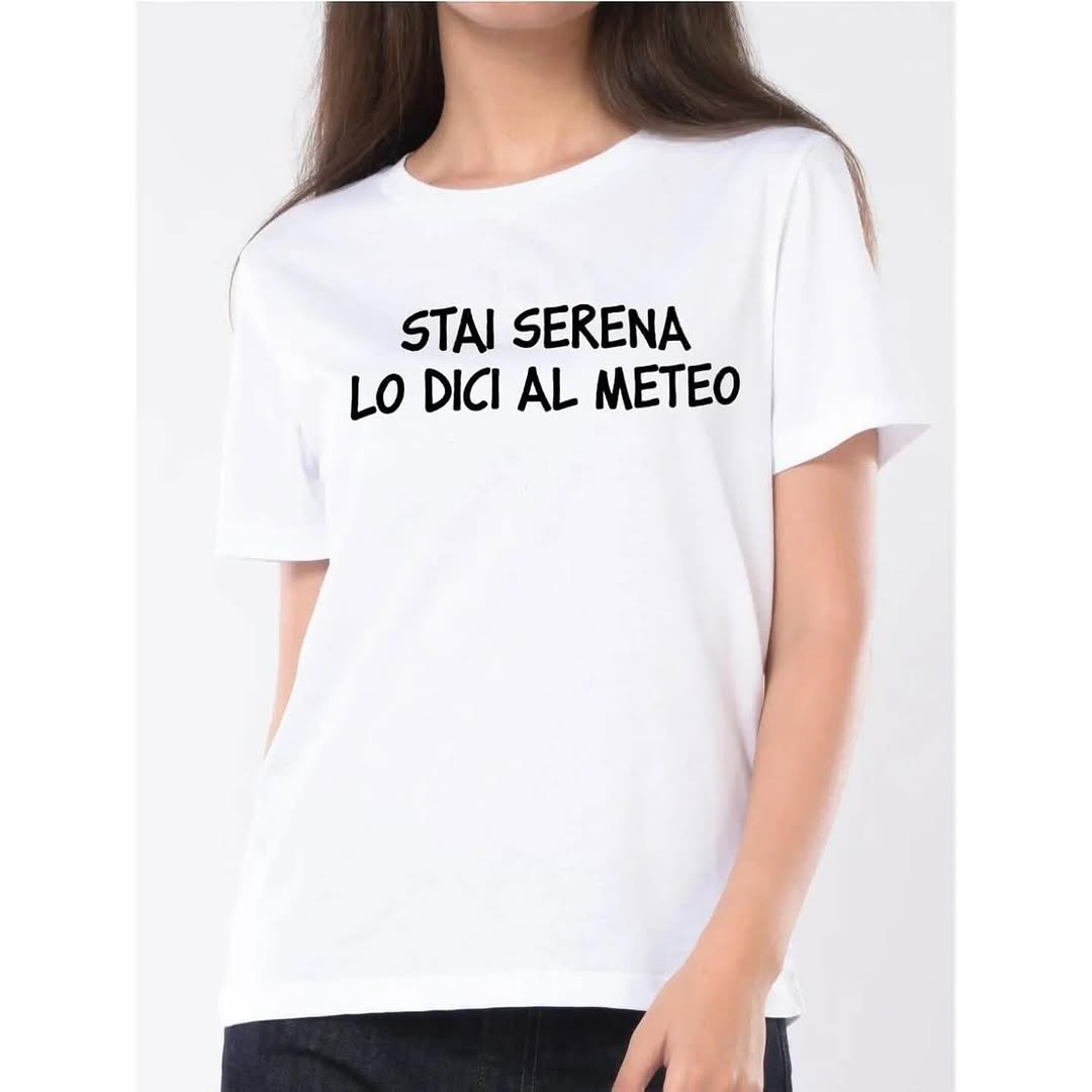 T-shirt bianca in cotone con stampa ironica «Stai serena lo dici al meteo»