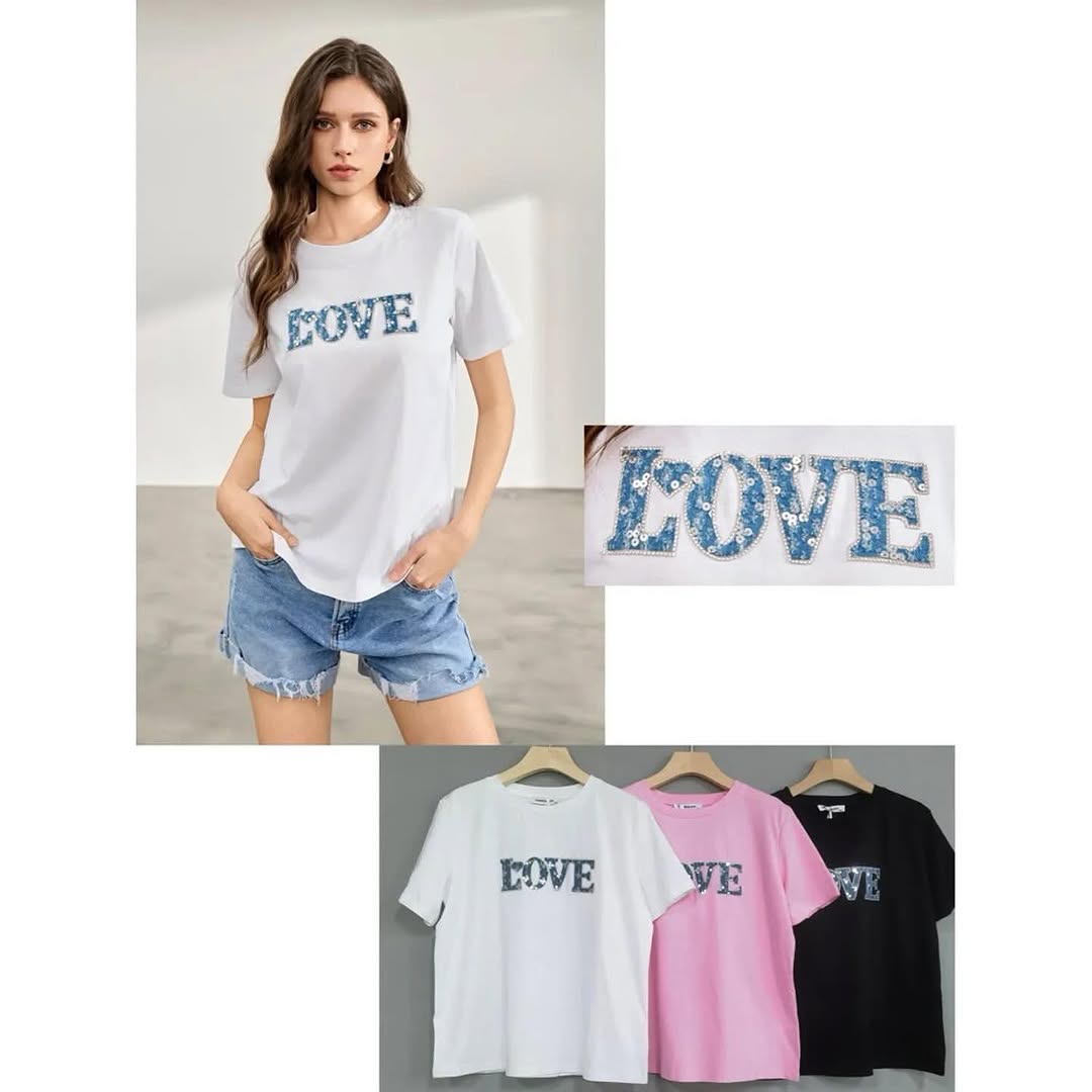 T-shirt bianca in cotone con scritta LOVE a paillettes, disponibile anche in rosa e nero